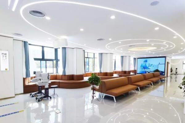 重庆华厦眼科医院职红：“稳准快”技术风格优势